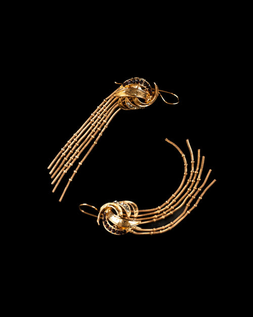 Pendientes Escultóricos de Flecos y Nudo Dorado
