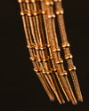 Pendientes Escultóricos de Flecos y Nudo Dorado