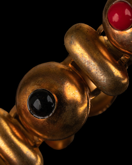 Brazalete Articulado de Latón Dorado con Cabujones Rojos y Negros