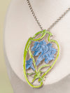 Colgante Art Nouveau con Medallón Floral en Esmalte