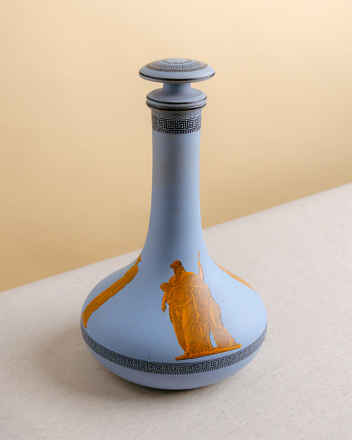 Decantador Neoclásico en Gres Azul con Motivos Mitológicos