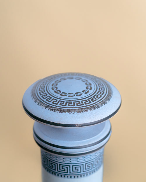 Decantador Neoclásico en Gres Azul con Motivos Mitológicos