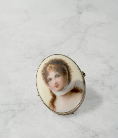 Broche de Retrato en Porcelana Pintada a Mano