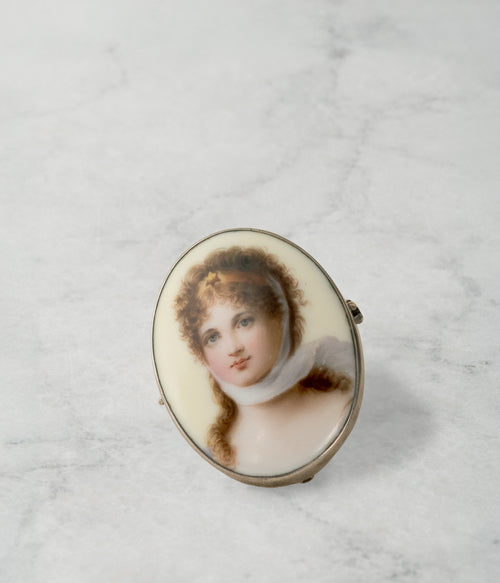 Broche de Retrato en Porcelana Pintada a Mano