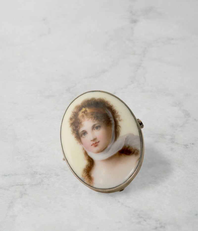 Broche de Retrato en Porcelana Pintada a Mano
