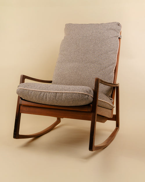Mecedora Rocker Diseño Danés en Teca y Textil Tweed