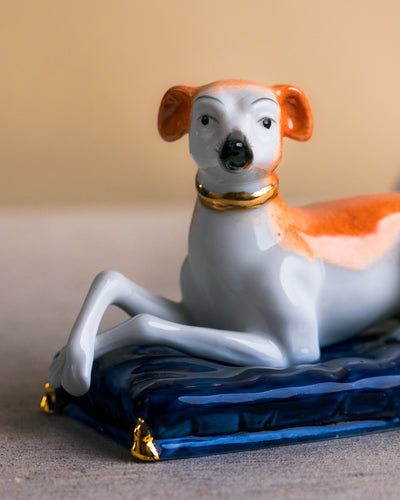 Pareja de Galgos de Staffordshire sobre Cojines Azules