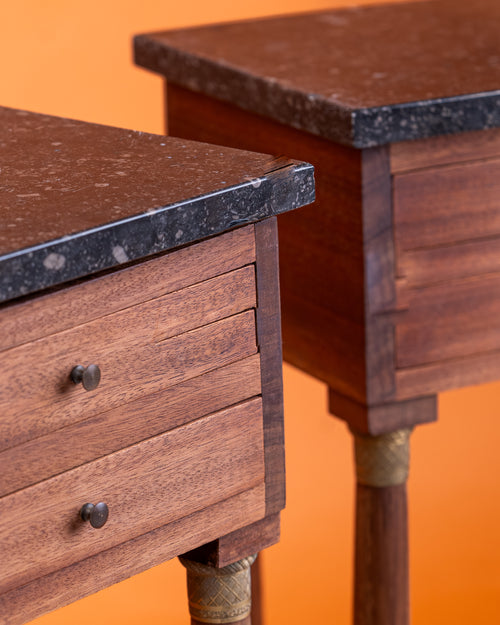 Pareja de Mesillas Auxiliares de Estilo Neoclásico en Madera, Mármol y Bronce