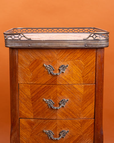 Pareja de Mesillas Auxiliares de Estilo Luis XV en Madera de Frutillar, Mármol y Bronce