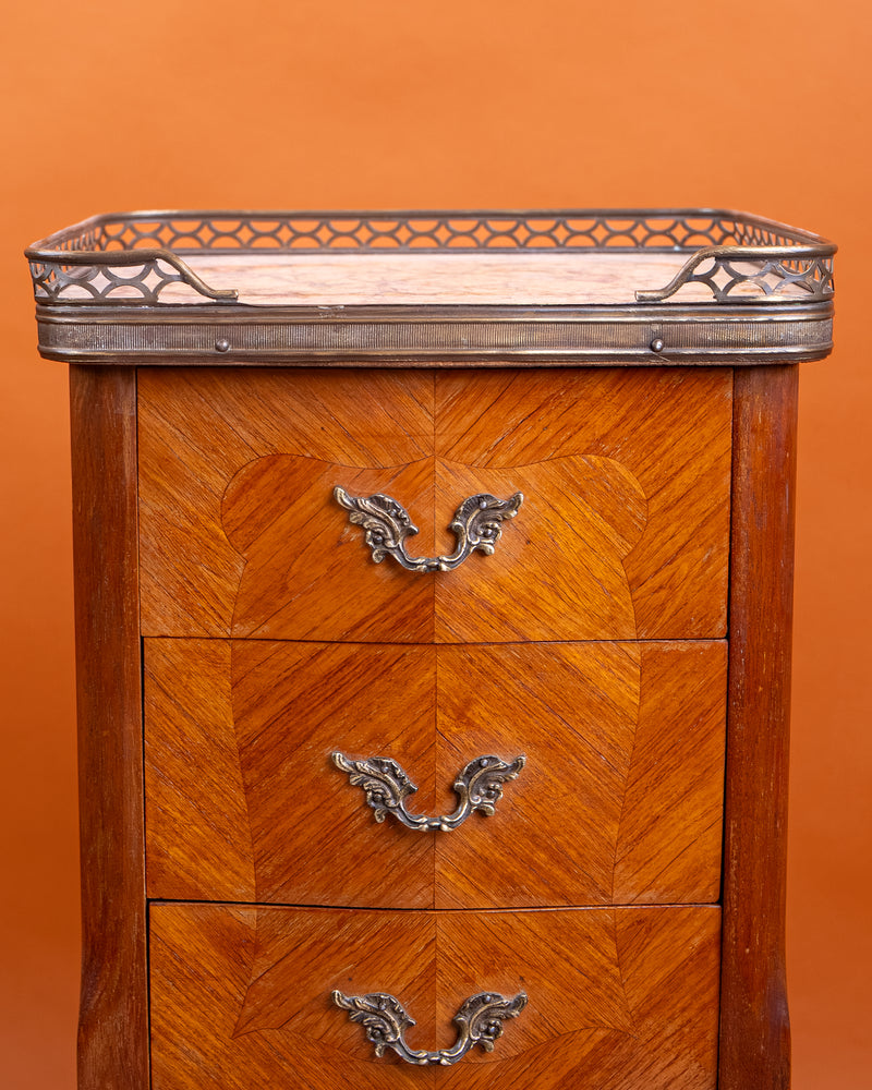 Pareja de Mesillas Auxiliares de Estilo Luis XV en Madera de Frutillar, Mármol y Bronce