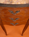 Pareja de Mesillas Auxiliares de Estilo Luis XV en Madera de Frutillar, Mármol y Bronce