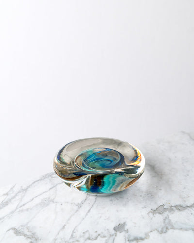 Cenicero plano transparente con base azul claro y oscuro