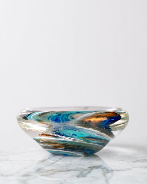Cenicero plano transparente con base azul claro y oscuro
