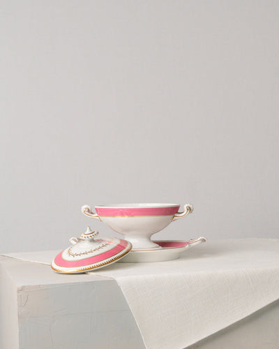 Salsera y plato de porcelana con bordes dorados y rosados