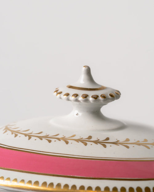 Salsera y plato de porcelana con bordes dorados y rosados