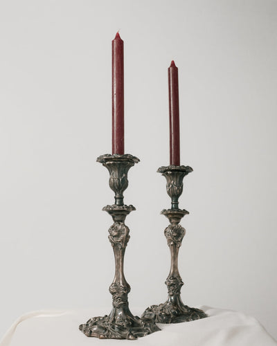 Pareja de Candelabros de Gran Formato Plateado con Relieves Florales