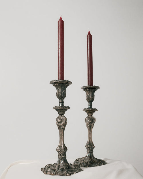 Pareja de Candelabros de Gran Formato Plateado con Relieves Florales