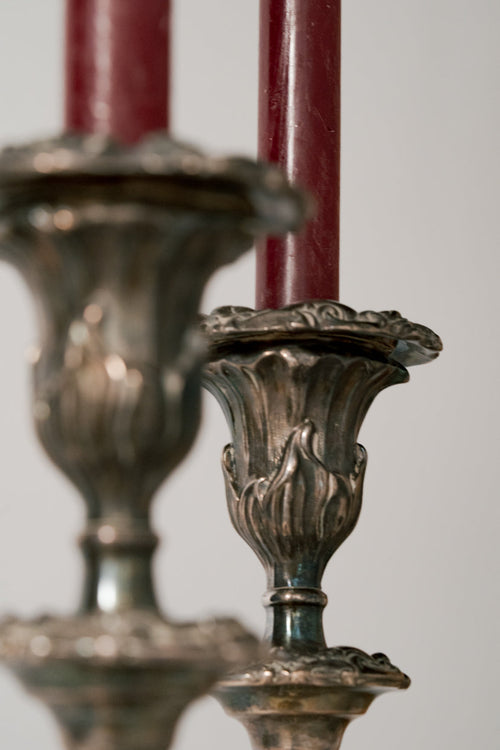 Pareja de Candelabros de Gran Formato Plateado con Relieves Florales
