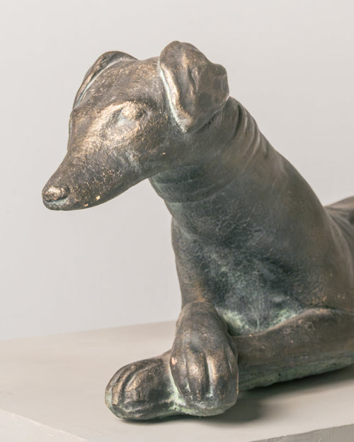 Escultura de Galgo Recostado Terracota con Pátina de Bronce
