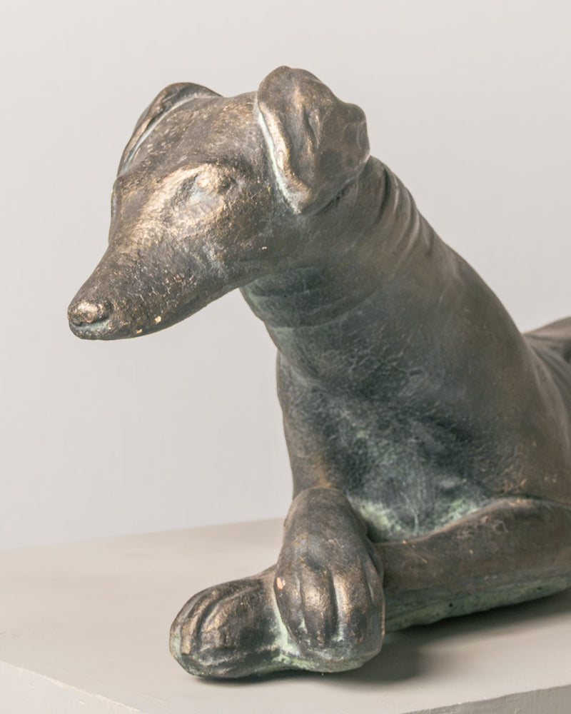 Escultura de Galgo Recostado Terracota con Pátina de Bronce