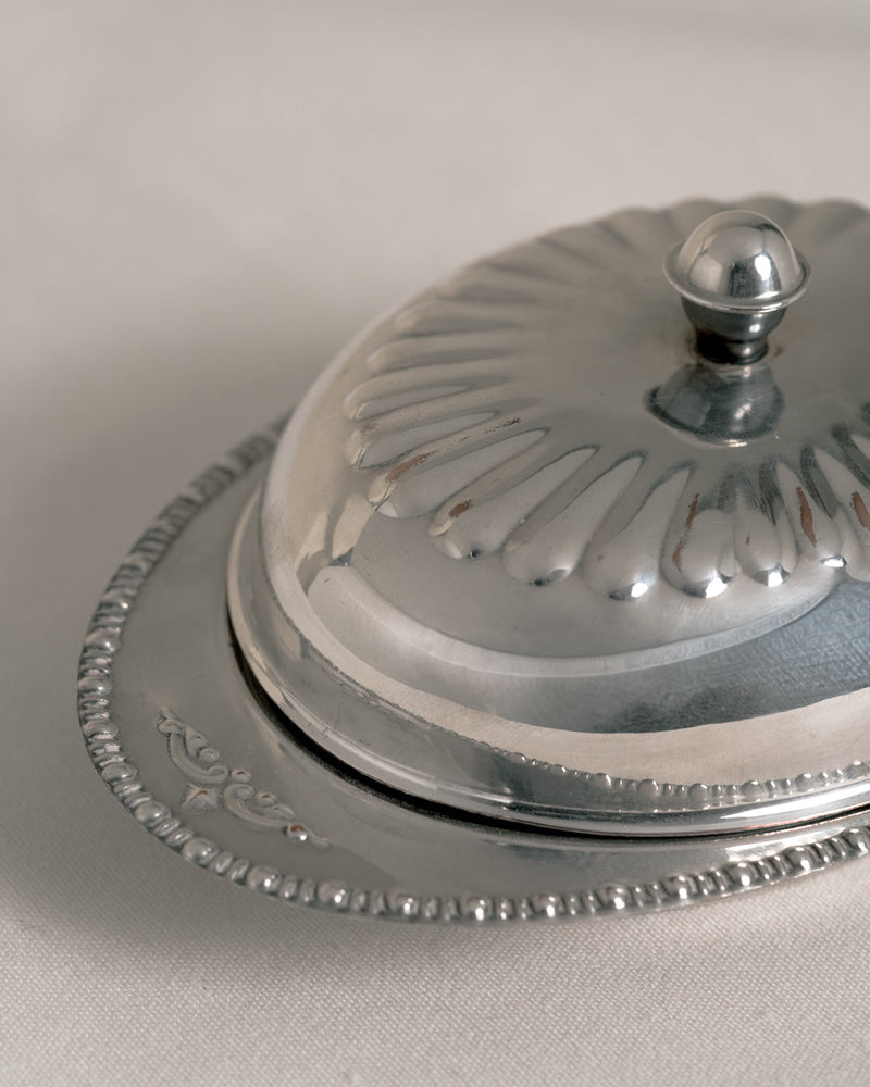 Mantequillero de Cúpula Plateada con Diseño Gallonado
