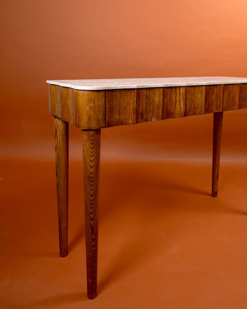 Consola Archy Italia con cubierta de mármol travertino y base de madera de fresno