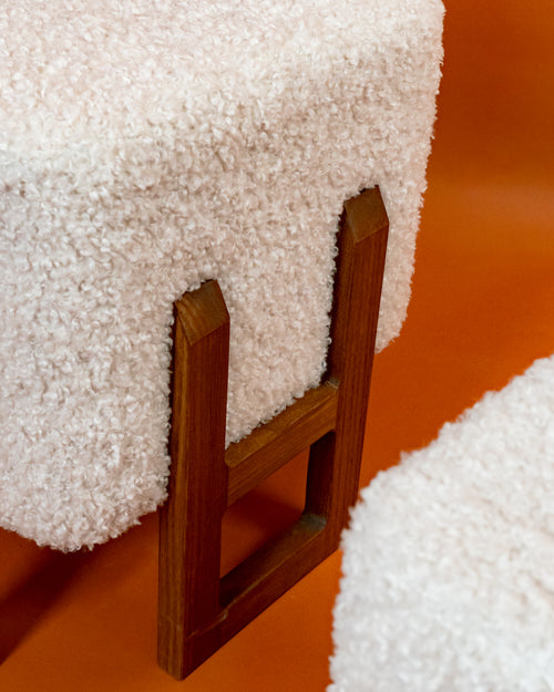 Pareja de Puffs Cuadrados de Estilo Brutalista en Madera y Bouclé