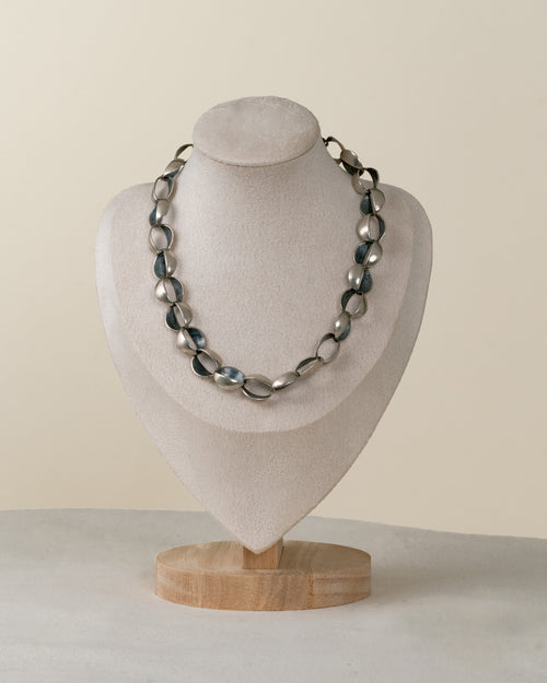 Collar de Eslabones Escultóricos en Plata Patinada