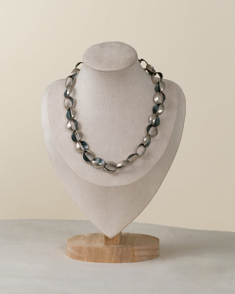 Collar de Eslabones Escultóricos en Plata Patinada