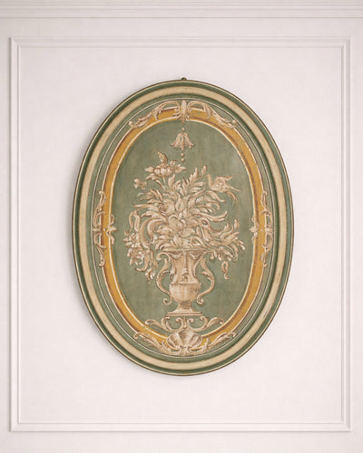 Panel ovalado de madera tallada con diseño floral