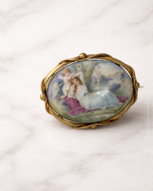 Broche Victoriano "Escena Galante" en Porcelana y laton