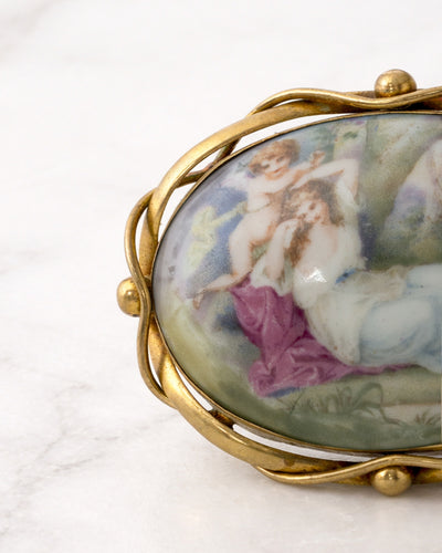 Broche Victoriano "Escena Galante" en Porcelana y laton