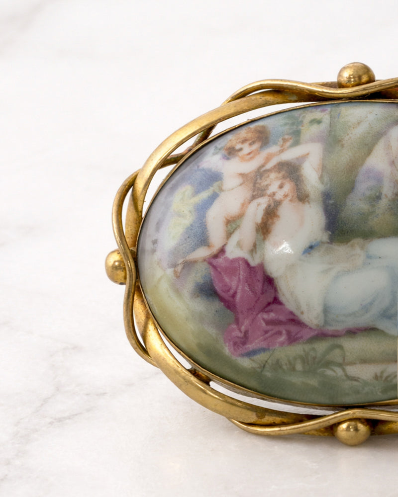 Broche Victoriano "Escena Galante" en Porcelana y laton