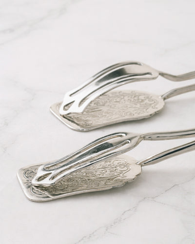 Pinza Grande de Servicio en Metal Plateado con Grabado Ornamental