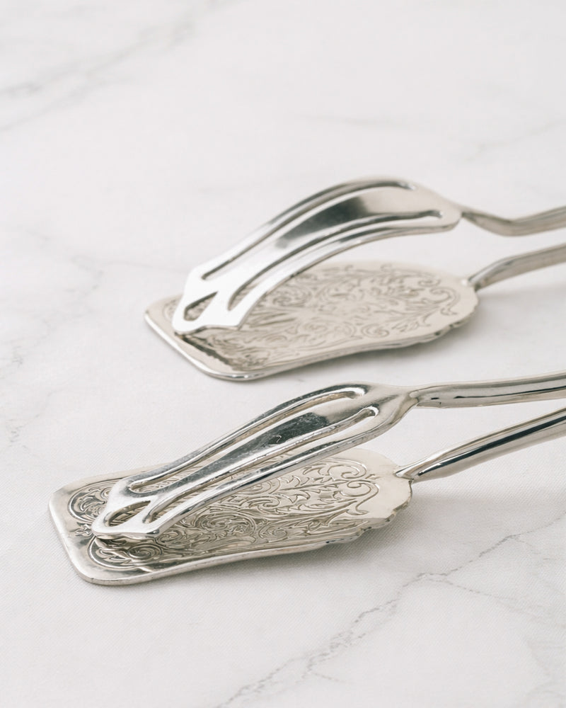 Pinza Grande de Servicio en Metal Plateado con Grabado Ornamental
