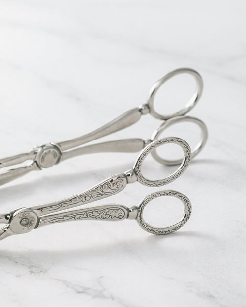 Pinza Grande de Servicio en Metal Plateado con Grabado Ornamental