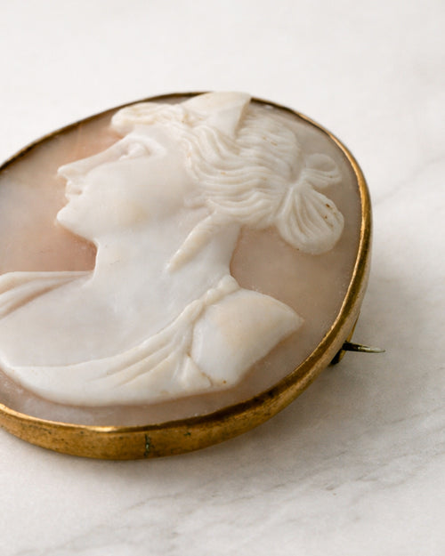 Broche camafeo en concha de rostro