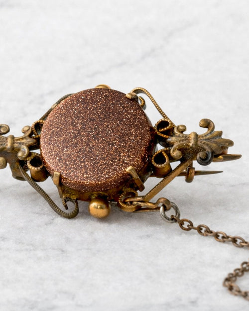 Broche victoriano con piedra goldstone