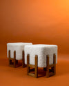 Pareja de Puffs Cuadrados de Estilo Brutalista en Madera y Bouclé