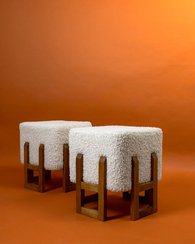 Pareja de Puffs Cuadrados de Estilo Brutalista en Madera y Bouclé